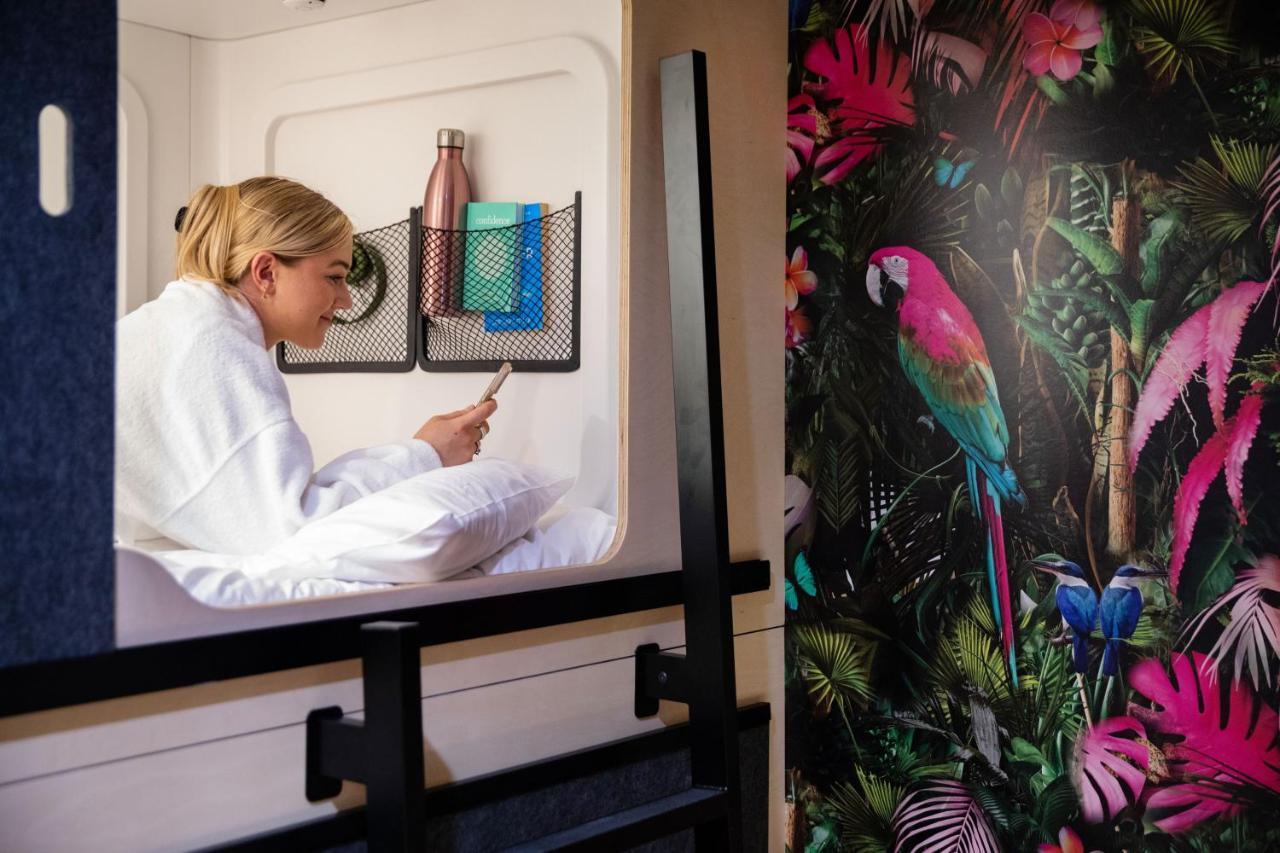 Lylo Auckland Hotel Εξωτερικό φωτογραφία A woman using a mobile phone in a hotel room