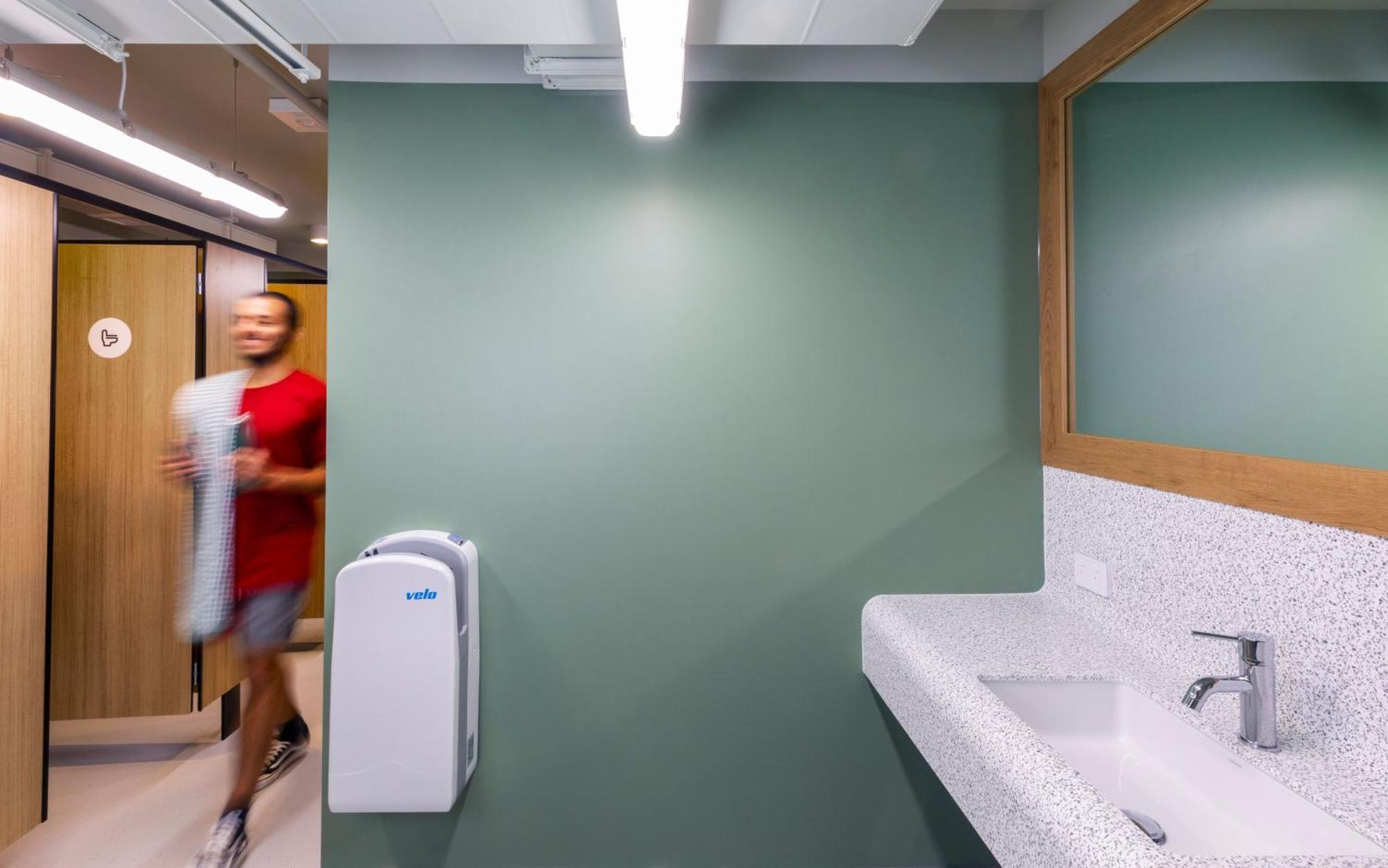 Lylo Auckland Hotel Δωμάτιο φωτογραφία A hand dryer in a public restroom